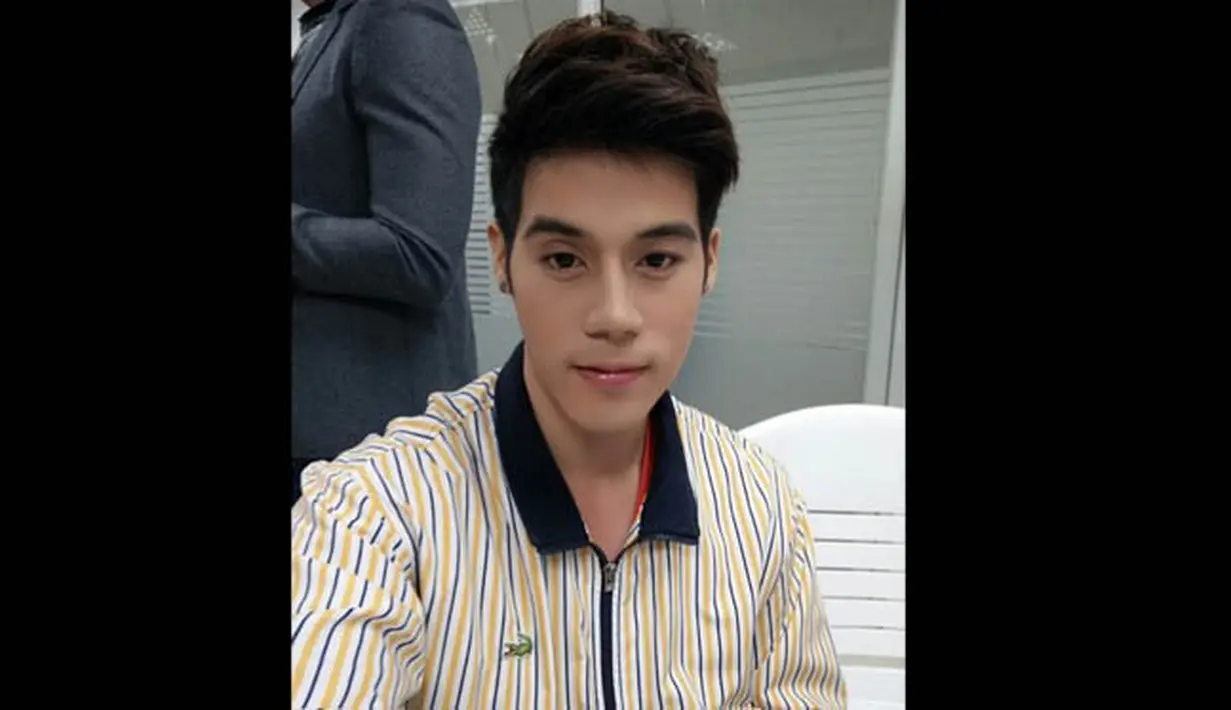 Dechapat Thanadawong adalah model yang sedang berjuang meniti karir. Pria tampan tersebut memilih profesi tukang ojek sebagai pekerjaan sampingannya. (instagram.com/artboysza)