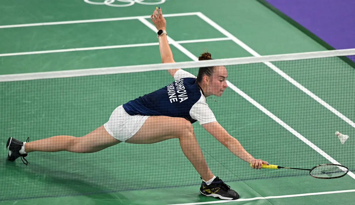 <p>Pemain tunggal putri Ukraina, Polina Buhrova berusaha menjangkau bola di depan net saat menghadapi wakil Indonesia, Gregoria Mariska Tunjung laga Grup G bulu tangkis Olimpiade Paris 2024 di Porte de la Chapelle Arena, Prancis, Minggu (28/7/2024). Polina Buhrova kalah straight game 10-21, 15-21. (AFP/Arun Sankar)</p>