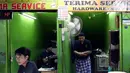 Pedagang melakukan salat di kiosnya yang terletak di Blok M Mal, Jakarta Selatan, Selasa (8/1). Berkembangnya dan maraknya pusat perbelanjaan di Ibukota, membuat Jakarta Blok M Mal semakin sepi dan berkurangnya minat pengunjung. (Liputan6.com/Johan Tallo)