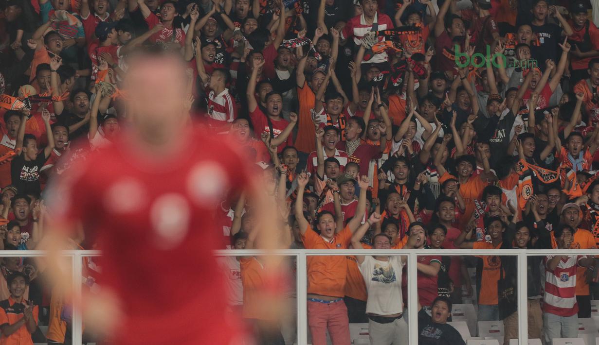 Ekspresi The Jakmania merayakan gol Marko Simic saat melawan Johor Darul Ta’zim pada laga Piala AFC 2018 di Stadion Utama Gelora Bung Karno, Jakarta, Selasa (10/4/2018). Persija Jakarta menang 4-0.  (Bola.com/Nick Hanoatubun)