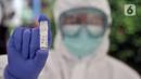 Petugas medis menunjukkan salah satu tabung penyimpan tes swab COVID-19 di Kantor Kecamatan Kramat Jati, Jakarta, Selasa (16/6/2020). Puskesmas Kecamatan Kramat Jati menggelar tes swab bagi seluruh pegawai instansi pemerintahan untuk memutus rantai penyebaran COVID-19. (merdeka.com/Iqbal Nugroho)