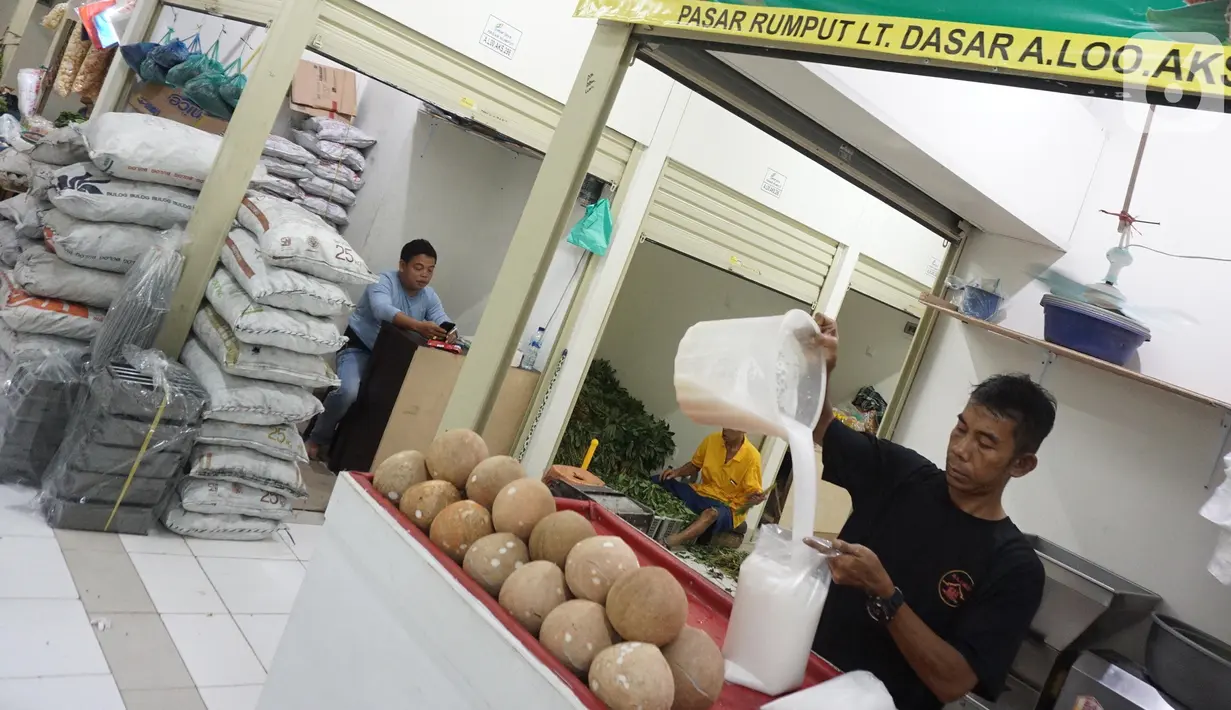 Aktivitas pedagang pasar di Jakarta, Senin (28/10/2019). Badan Pusat Statistik (BPS) Provinsi DKI Jakarta mencatat sebagian harga komoditi di Jakarta mengalami penurunan yang menyebabkan deflasi sebesar 0,04 persen selama September 2019. (Liputan6.com/Angga Yuniar)