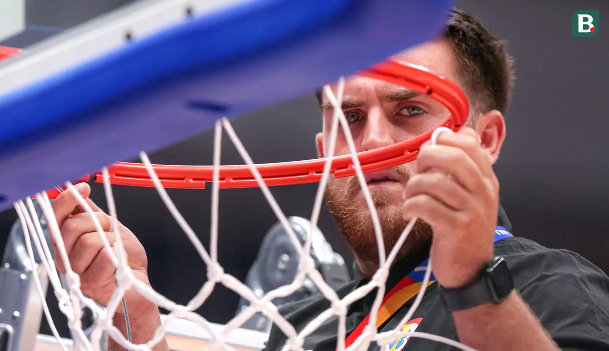 Seorang petugas sedang mengganti ring basket pada laga Grup L Piala Dunia FIBA 2023 antara Kanda melawan Brasil di Indonesia Arena, Senayan, Jakarta, Jumat (01/09/2023). Laga dimenangkan Brasil dengan skor 69-65. (Bola.com/Bagaskara Lazuardi)