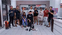 Seorang waria di Kendari menganiaya pemuda usai memesan jasa wanita panggilan, lalu menguras uang Aksi Waria Ganas di Kendari, Aniaya hingga Kuras Duit Pemuda Pemesan Wanita Open BO dan merekam aksinya menggunakan handphone.
