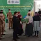 Kepala Dinas Pendidikan Jabar Dedi Supandi memberikan secara simbolis bantuan tablet dan kuota internet kepada siswa di SMAN 9 Bandung, Senin (31/8/2020). (Liputan6.com/Huyogo Simbolon)