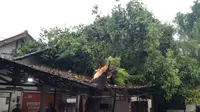 Gedung KPU Kota Depok rusak tertimpa pohon tumbang. (Istimewa).