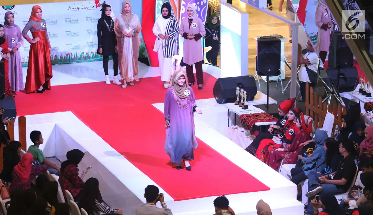 Suasana saat para peserta memeragakan busana pada acara Hijab Hunt 2018 di Jakarta, Minggu (6/5). Selain untuk menyambut Ramadan, acara ini juga untuk menggaungkan semangat kebinekaan kepada generasi muda. (Liputan6.com/Angga Yuniar)