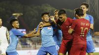 Pemain Timnas Indonesia U-22, Rachmad Irianto, melerai Egy Maulana, saat bersitegang dengan pemain Singapura U-22 pada laga SEA Games 2019 di Stadion Rizal Memorial, Manila, Kamis (28/11). Indonesia menang 2-0 atas Singapura. (Bola.com/M Iqbal Ichsan)