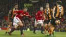 Tembakan Zlatan Ibrahimovic melewati hadangan para pemain Hull City gagal berbuah gol pada lanjutan Premier League pekan ke-23 di Old Trafford, Manchester, selasa (01/02/2017). MU bermain imbang 0-0. (AP/Dave Thompson)