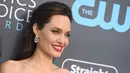 Angelina Jolie menghadiri acara Critics Choice Awards 2018 di Santa Monica, California, Kamis (11/1). Angelina Jolie pun menghias wajahnya dengan makeup klasik yang berfokus pada eyeliner dan lipstik merah merona. (Jordan Strauss/Invision/AP)