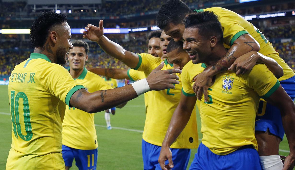 Para pemain Brasil merayakan gol yang dicetak Neymar Jr ke gawang Kolombia pada laga persahabatan di Stadion Hard Rock, Florida, Jumat (6/9). Kedua negara bermain imbang 2-2. (AFP/Rhona Wise)