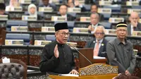 Ketua Partai Keadilan Rakyat Malaysia, Anwar Ibrahim mengucapkan sumpah jabatan dalam upacara pelantikan di Gedung Parlemen, Kuala Lumpur, Senin (15/10). Anwar Ibrahim dilantik sebagai anggota parlemen setelah memenangkan pemilu sela. (MOHD RASFAN/AFP)
