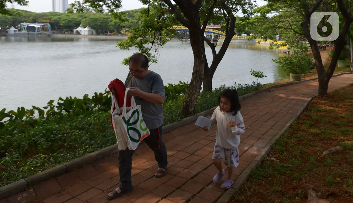 Warga berjalan di Hutan Kemayoran, Jakarta, Sabtu (21/12/2019). Taman Hutan Kota Kemayoran seluas 22,3 hektar ini dapat dinikmati warga untuk menikmati pemandangan hutan, beraktifitas, berolahraga dan menjadikan tempat wisata alam. (merdeka.com/Imam Buhori)