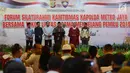 Tokoh lintas agama membacakan ikrar Pemilu damai tanpa hoaks dalam silaturahmi Kamtibmas Kapolda Metro Jaya, Jakarta, Selasa (12/2). Menurut Wakapolda Brigjen Wahyu Hadiningrat, saat ini permasalahan kita adalah maraknya hoaks. (Merdeka.com/Imam Buhori)