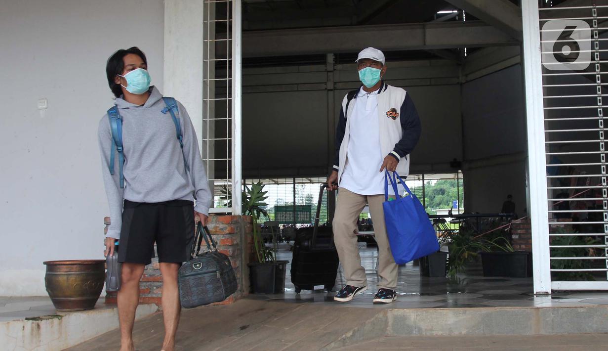 Warga meninggalkan ruangan usai menjalani isolasi mandiri bagi pasien positif OTG di Rumah Lawan Covid-19 Tangerang Selatan, Jumat (1/1/2021). Sebanyak 113 Pasien OTG  dirawat di rumah melawan Covid-19 di kawasan Tangsel dan enam pasien dinyatakan sembuh dan dipulangkan. (merdeka.com/ Arie Basuki)