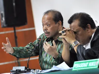 Sutan Bhatoegana bertanya pada saksi saat menjalani sidang lanjutan di Pengadilan Tipikor, Jakarta. Kamis (7/5/2015). Sidang untuk mendengarkan keterangan saksi terkait dugaan penerimaan gratifikasi di Kementerian ESDM. (Liputan6.com/Andrian M Tunay)