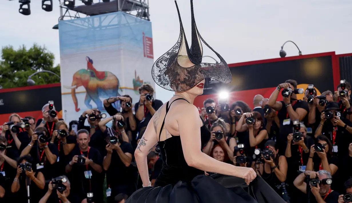 Superstar berusia 38 tahun itu tampil di festival Italia untuk pemutaran perdana film Joker: Folie A Deux bersama lawan mainnya Joaquin Phoenix. (Photo by Joel C Ryan/Invision/AP)