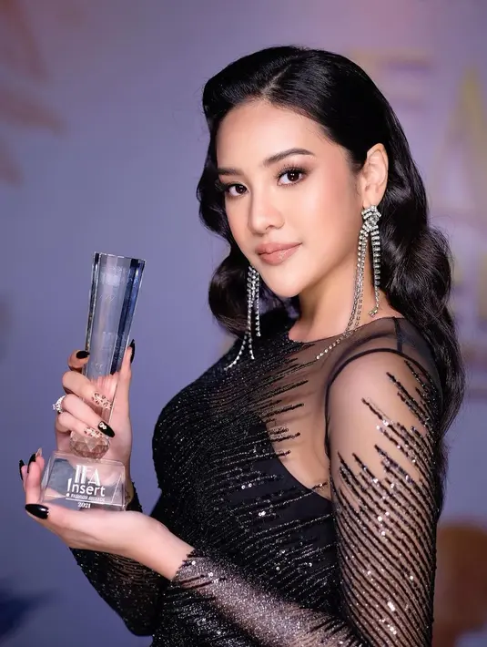 "Aku kalau makeup dihapus beda dari yang sekarang. Karena aku spesial request sama makeup artist aku. Misalkan aku mau bibirnya kayak Kylie Jenner, jadi ditebelin sama dia," kata Anya Geraldine. (Instagram/anyageraldine)