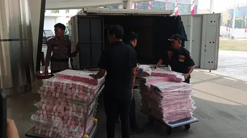Penampakan barang bukti uang Rp 401,65 Miliar kasus tindak pidana korupsi dalam tata kelola pertambangan dan ekspor nikel ilegal periode 2017–2020. (Liputan6.com/Dimas)