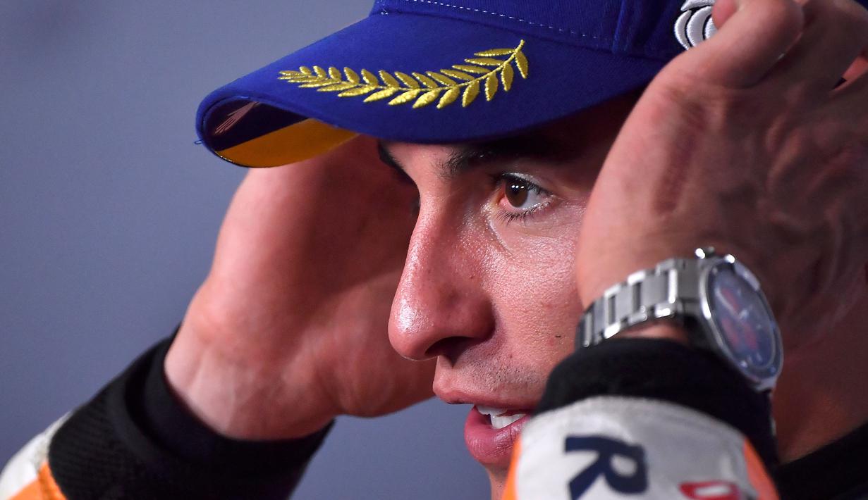 Pembalap Spanyol dari tim Repsol Honda, Marc Marquez saat memberikan keterangan usai Grand Prix MotoGP Australia di Sirkuit Phillip Island, Minggu (16/10/2022). Marc Marquez finish di posisi kedua dan ini menjadi podium pertamanya sejak kembali pasca operasi keempat cedera patah lengan tangan kanan. (Paul CROCK/AFP)