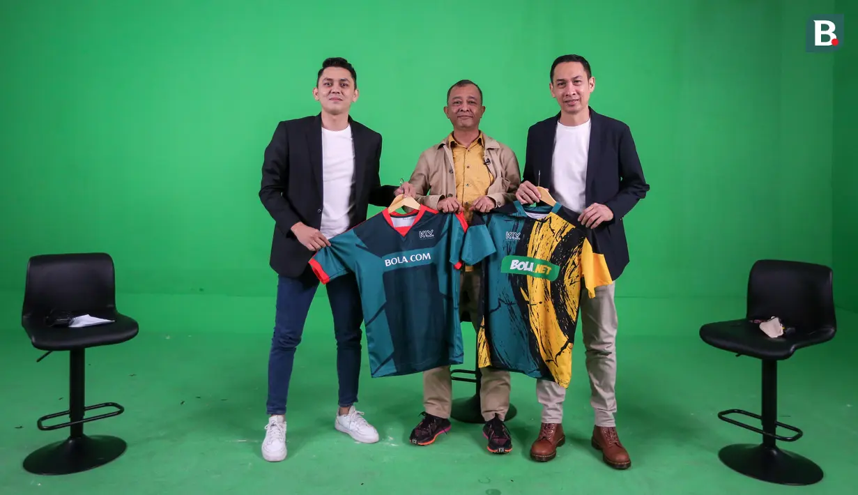 Stewart Henry (kiri) sebagai host program Markas Suporter bersama Budiman Dalimunthe sebagai Head of DSDFE PSSI dan Erwin Fitriansyah sebagai Wapemred Bola.com & Bola.net berfoto bersama di Kantor Kapanlagi Youniverse, Gondangdia, Jakarta Pusat, Kamis (14/04/2022). (Bola.com/Bagaskara Lazuardi)