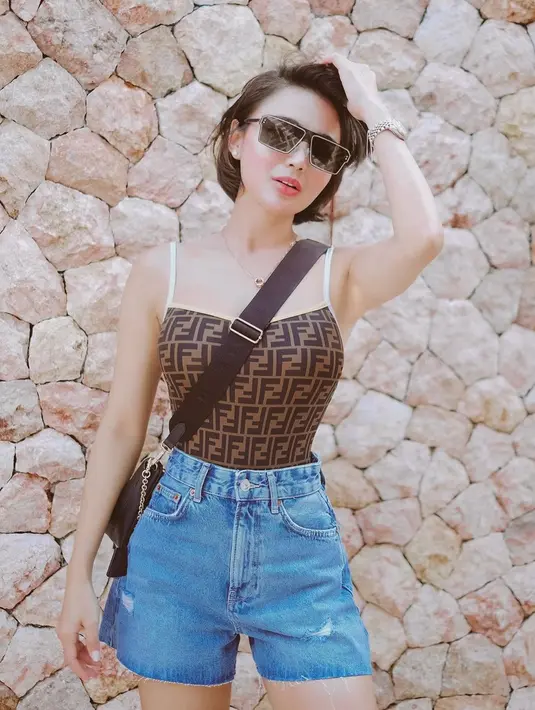 Tak hanya itu, pelantun lagu Lagi Pengen ini juga terlihat keren mengenakan kacamata. Apalagi saat Wika Salim tersenyum manis di depan kamera, pesonanya kian makin terpancar.(Liputan6.com/IG/@wikasalim)