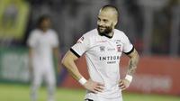Striker Madura United, Aleksandar Rakic, saat melawan Bhayangkara FC pada laga Liga 1 2019 di Stadion Madya, Jakarta, Senin (5/8). Kedua tim bermain imbang 1-1. (Bola.com/M iqbal Ichsan)