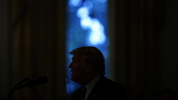 Presiden Donald Trump memberikan keterangan kepada awak media di Ruang Timur Gedung Putih, Washington (6/2/2020). Para senator AS memutuskan bahwa Trump tidak bersalah dalam sidang pemakzulan. (AP Photo/Patrick Semansky)