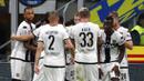 Para pemain Parma merayakan gol yang dicetak oleh Gervinho ke gawang Inter Milan pada laga Serie A 2019 di Stadion Giuseppe Meazza, Sabtu (26/10). Kedua tim bermain imbang 2-2. (AP/Antonio Calanni)
