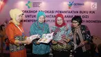 Dirjen Kesehatan Masyarakat MQIH Kirana Pritasari didampingi Sri Kusyuniati, Eni Gustina dan Laksmi Widyastuti saat Workshop Advokasi Pemanfaatan Buku KIA untuk kesehatan Ibu dan Anak, Jakarta, Rabu (19/9). (Liputan6.com/HO/Reza)