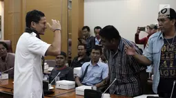 Wakil Gubernur DKI Jakarta Sandiaga Uno saat menemui perwakilan sopir angkot di Balai Kota, Jakarta, Rabu (31/1). Sopir meminta jalan Jatibaru dapat difungsikan kembali agar tidak menghalangi mereka mencari nafkah. (Liputan6.com/Arya Manggala)