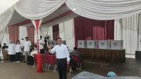 Calon presiden (capres) nomor urut satu Anies Baswedan, selesai melakukan pencoblosan di TPS 060 di Lebak Bulus, Jakarta Selatan pada Rabu (14/2/2024). (Liputan6.com/Winda Nelfira).