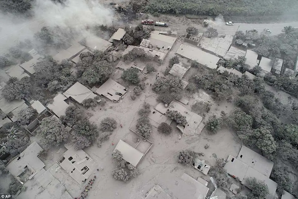 Letusan Gunung Fuego di Guatemala menelan banyak korban jiwa, tim SAR berjuang untuk mencari korban selamat di mana rumah dan jalan-jalan hangus dan diselimuti abu. (AP)