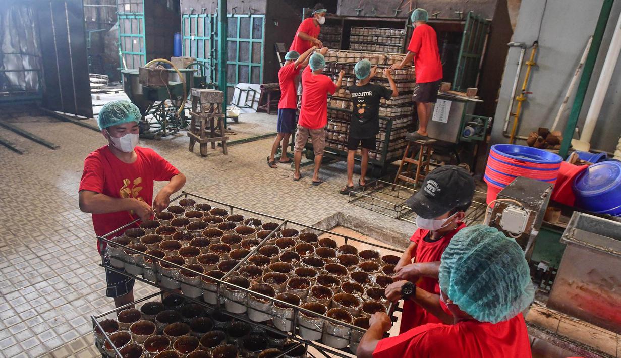 Kue keranjang, atau Nian Gao, merupakan penganan tradisional khas Imlek yang terbuat dari tepung ketan dan gula, dengan tekstur kenyal dan rasa manis yang legit. Tampak dalam foto, pekerja menyelesaikan pembuatan kue keranjang di Pabrik Kue Hoki, kawasan Sawangan, Depok, Jawa Barat, Rabu (11/2/2025). (merdeka.com/Arie Basuki)