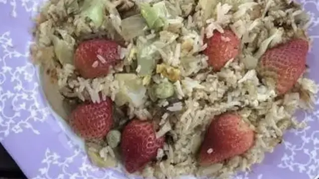 8 Potret Nyeleneh Orang Masak Buah, Ada Rambutan Goreng
