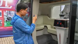 Seorang pengunjung memotret sebuah kendaraan konsep dalam acara pameran produk dan budaya Hongqi, merek otomotif ikonis China, yang digelar di Changchun, Provinsi Jilin, China timur laut, pada 28 Juli 2020. (Xinhua/Zhang Nan)