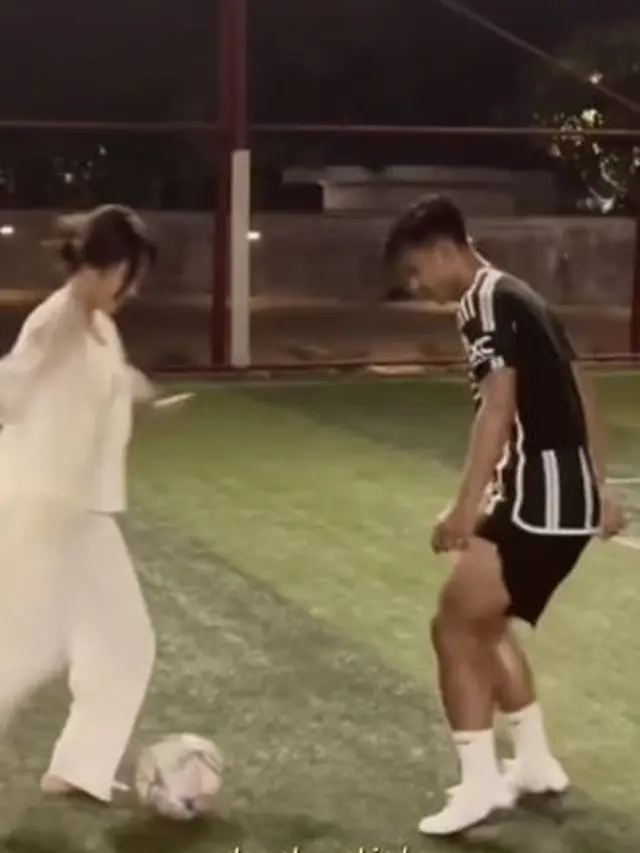 6 Momen Arhan dan Azizah Saat Main Bola, Netizen: Serasa Lapangan Milik Berdua