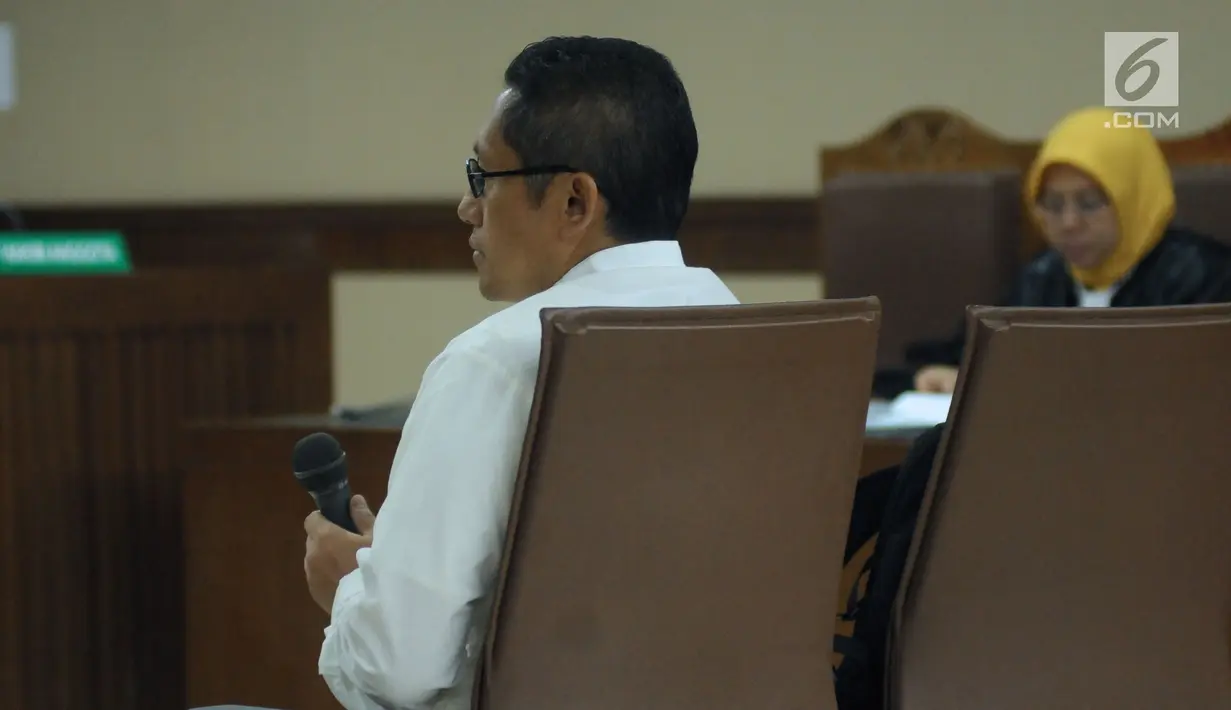 Anas Urbaningrum saat mengikuti sidang perdana pengajuan PK kasus korupsi dan pencucian uang proyek P3SON Hambalang di Pengadilan Tipikor, Jakarta, Kamis (24/5). Sebelumnya, MA menolak kasasi yang diajukan Anas. (Liputan6.com/Helmi Fithriansyah)