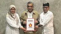 Sekjen Gerindra Ahmad Muzani menyerahkan dukungan kepada Ipuk-Mujiono. (Istimewa)