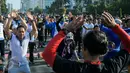 Ketua MPR RI, Zulkifli Hasan (kiri) saat mengikuti gerakan senam bersama bersama Melek Indonesia dan 18 komunitas di Car Fre Day (CFD), Jakarta, Minggu (3/4/2016).(Liputan6.com/Yoppy Renato)