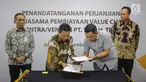 SVP SME Banking Bank Mandiri Choirul Anwar (dua kiri) dan Direktur Keuangan PT Timah Emil Ermindra (dua kanan) menandatangani perjanjian kerja sama di Jakarta, Rabu (4/9/2019). Bank Mandiri memfasilitasi pembiayaan khusus sebesar Rp 150 miliar ke PT Timah. (Liputan6.com/Faizal Fanani)