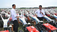 Presiden Joko Widodo (kiri) berbincang dengan Mentan Amran Sulaiman (kanan) di Subang, Jabar, Jumat (26/12). 1.099 unit traktor tangan diserahkan kepada 19 kelompok tani dan sembilan perwakilan kelompok. (ANTARA FOTO/Agus Suparto)