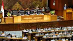 Ketua DPR RI Setya Novanto (kanan) menyampaikan pidato saat sidang paripurna di Komplek Parlemen, Jakarta. Jumat (24/04/2015). Sidang Paripurna yang beragendakan Laporan Komisi III DPR RI terhadap Hasil Pembahasan atas RUU. (Liputan6.com/Andrian M Tunay)
