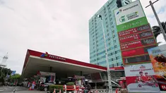 Seorang pengendara mobil melintas di depan sebuah Stasiun Pengisian Bahan Bakar Umum (SPBU) yang menampilkan harga bahan bakar di Jakarta, Selasa 3 Maret 2026. Pecahnya perang Iran-Israel di Timur Tengah diprediksi bakal membuat harga minyak dunia memanas sehingga bisa menekan Indonesia. (AP Photo/Achmad Ibrahim)