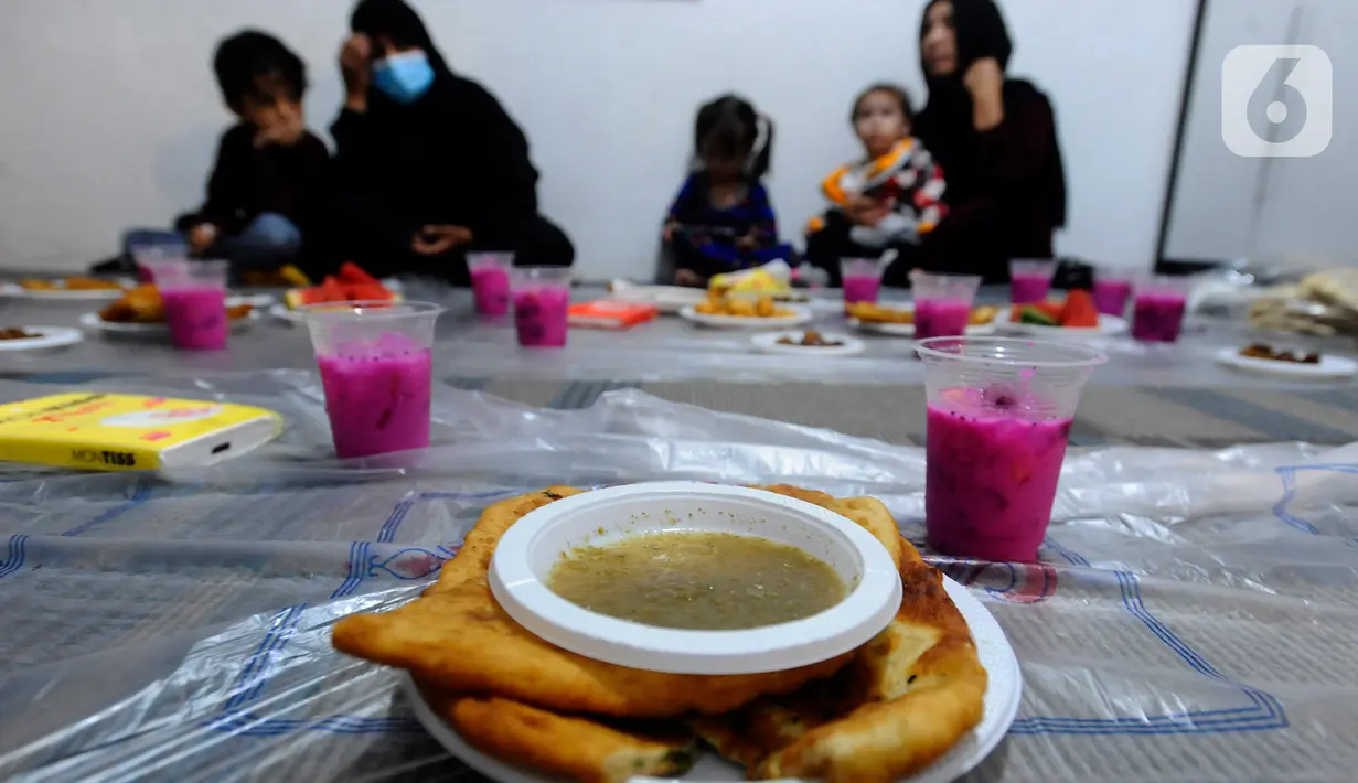 Menu buka puasa para pengungsi pencari suaka yang terlihat penuh dengan kesederhanaan. (merdeka.com/Arie Basuki)