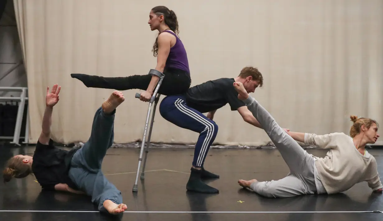 Sejumlah penari dari Candoco Dance Company melakukan latihan jelang pertunjukan di London utara, Inggris (13/4). (AFP Photo/Daniel Leal Olivas)