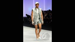 Model berjalan membawakan busana rancangan Ivan Gunawan yang bertema "Thalassa" pada ajang Indonesia Fashion Week 2015 di JCC Senayan, Jakarta, Kamis (26/2). (Liputan6.com/Panji Diksana)