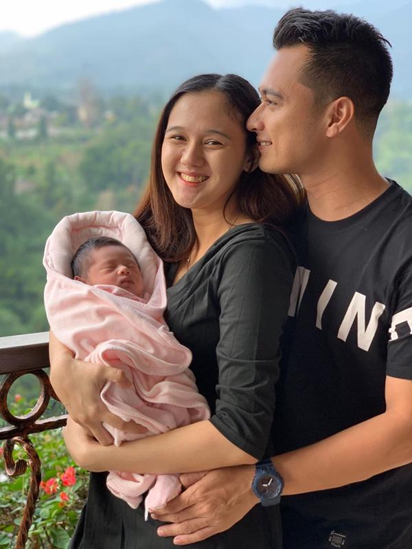 Potret Eza Gionino dan Nichole Zalya Gionino, putrinya yang lahir bulan Juni 2019 lalu. (Sumber: Instagram/@nichole_zalya)