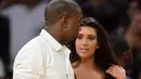 Melansir Hollywoodlife.com, seorang sumber mengatakan Kim melakukan segala usaha dengan maksimal agar Kanye bisa turut serta berlibur dengan keluarganya. (AFP/Bintang.com)