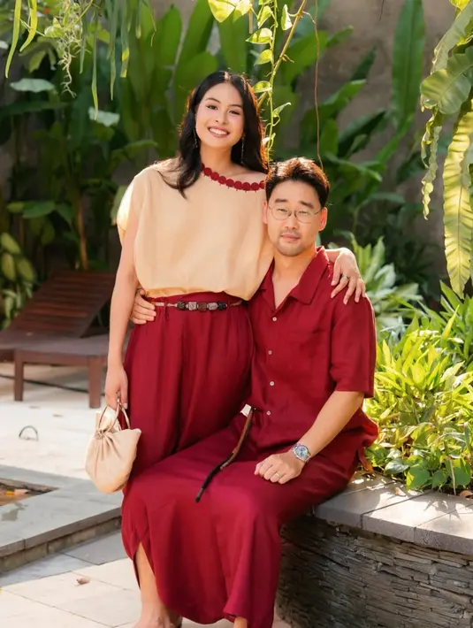 Maudy Ayunda selalu tampil totalitas lewat busana yang dikenakan saat Lebaran. Termasuk saat lenaran ke-2 tahun ini, Maudy mengenakan atasan warna coklat kerah merah serasi dengan bawahannya dan baju suaminya. [@maudyayunda]